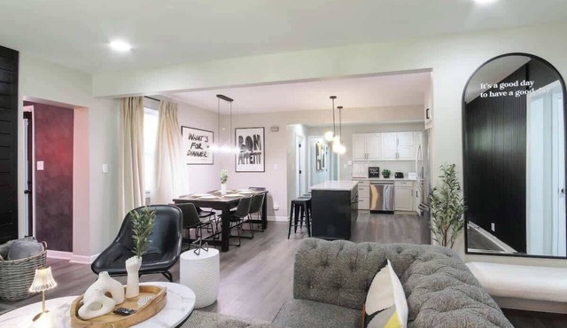 The Cola White House | Sleeps 16 | 7 minutes to DT