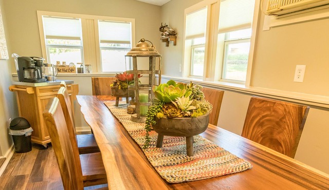 The Cold River Cottage - Walk to the White River and Park!