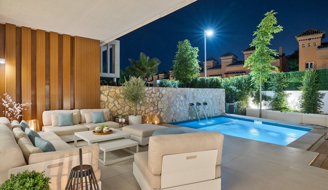 The Collection - 4Bd Townhouse on the Golden Mile!