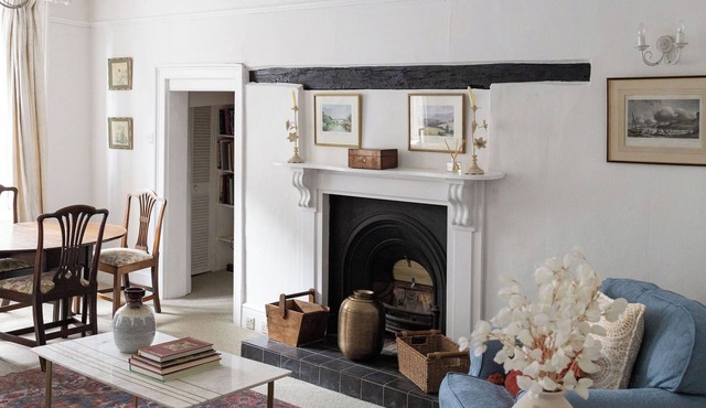 The Collector’s House is a beautifully restored 3-bedroom home located on Arundel’s picturesque High Street, offering a unique blend of historic charm and modern comfort.