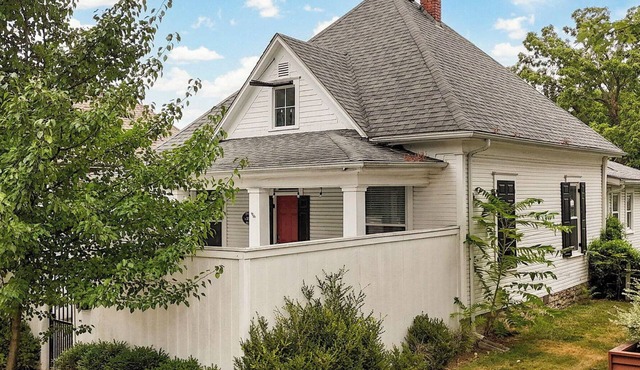 The Colonial Truman Cottage Downtown!