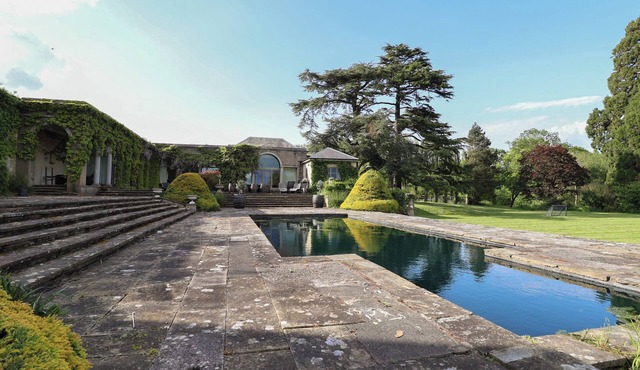 THE COLONNADE, pet friendly, character holiday cottage in Trefnant