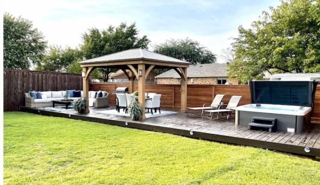 THE COLONY COTTAGE W/HOT TUB & OUTDOOR OASIS/FAMILY FRIENDLY