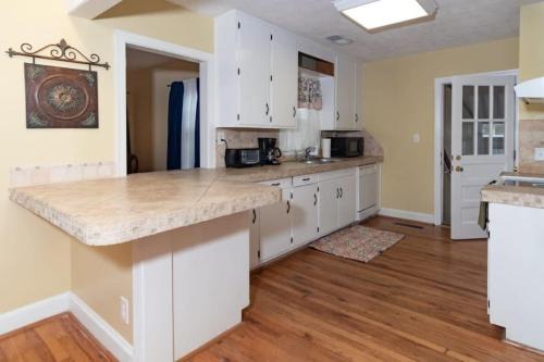 The Columbus Cottage Mins to Benning Downtown