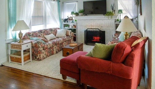 The Comfy Cottage-4 BR, 2 BA, Sleeps up to 10!