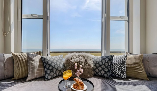 The Compact Coastal Crib - Direct Sea Views + Air con.