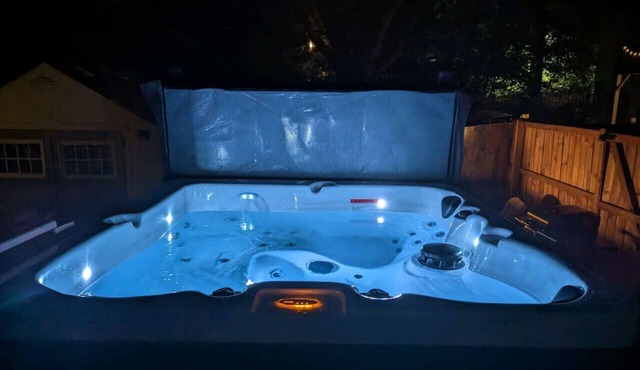 `The Compass Cottage` A Cute & Cozy 2/1 Lakeview House with Hot Tub Included