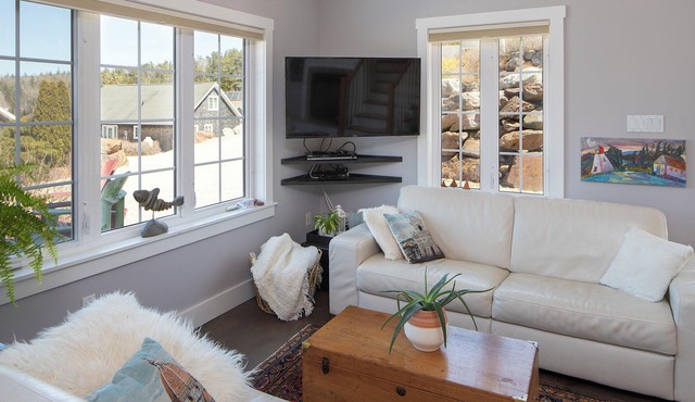 The Compass Cottage at Deep Cove