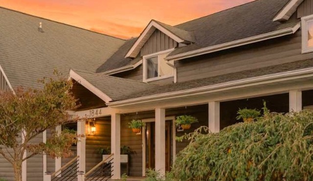 The Compass Retreat - Upper Suite