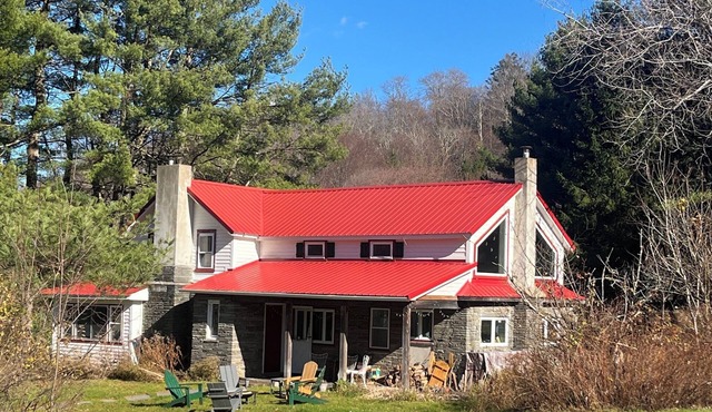 The Compound - Farmhouse with a Barn on a private Pond