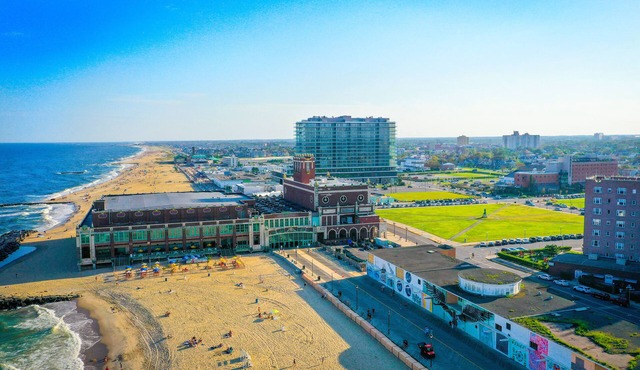 The Compound in Bradley Park! Beach & Entertainment!