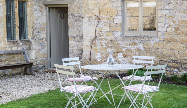 THE COMPTON COTTAGE, pet friendly, with a garden in Northleach