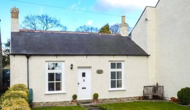 THE CONIFERS, romantic, character holiday cottage in Ovington