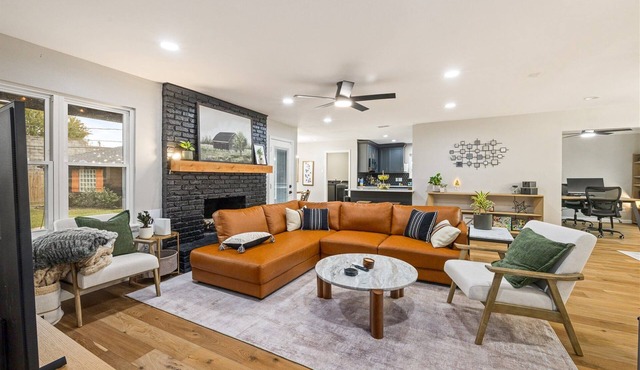 The Contemporary Retreat 4-bedroom house with AC Outdoor Barn in vibrant Houston