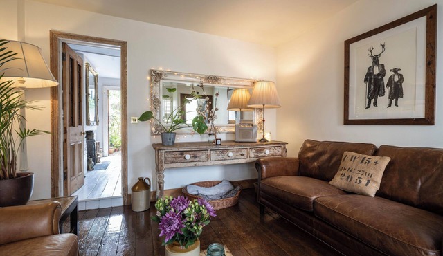 The Cook's Cottage: a coastal oasis w/outdoor kitchen, garden & cinema nr beach