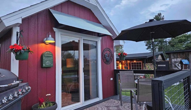 "The Coop" - Guest/Tiny House in a country setting- 3 Miles to GLEF