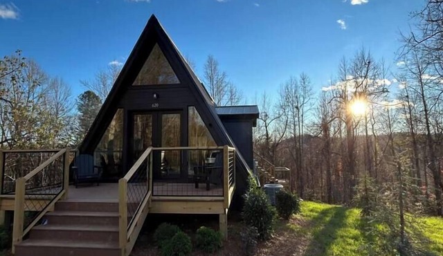 The Coop: NEW A-frame w/Hot Tub + Fire Pit + Loft. Pet Friendly!