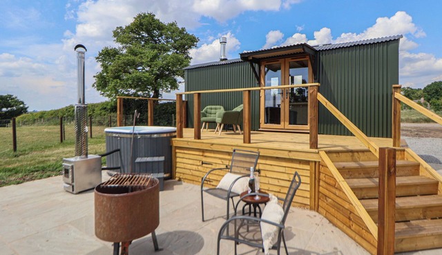 THE COOP, pet friendly, with hot tub in Woore