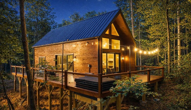 The Cooper Cabin at Pine Valley Cabins - Luxury Mountain Cabin- Mountain Views - Pickleball - Hot Tub - King Beds < 30 Minutes to Helen