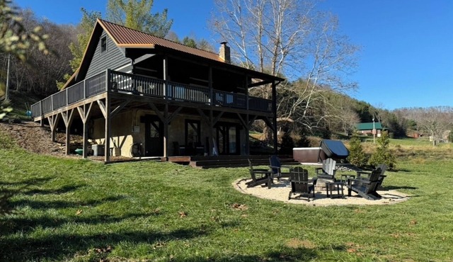 The Copper Cabin: Creek-side Mountain Luxury