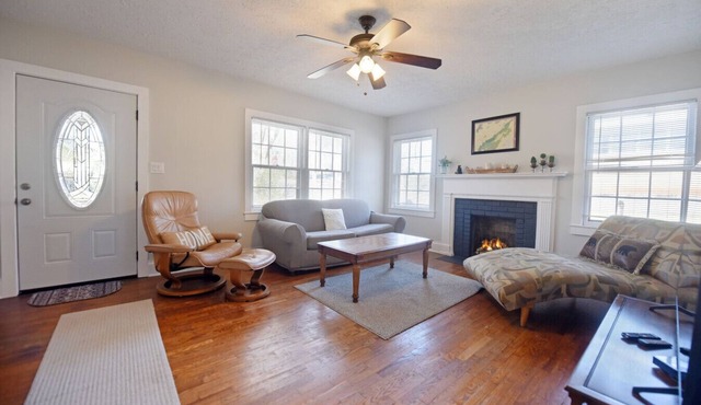 The Copper Cottage on Main-Intown- Wifi-Firepit-Remodeled Kitchen and Bath