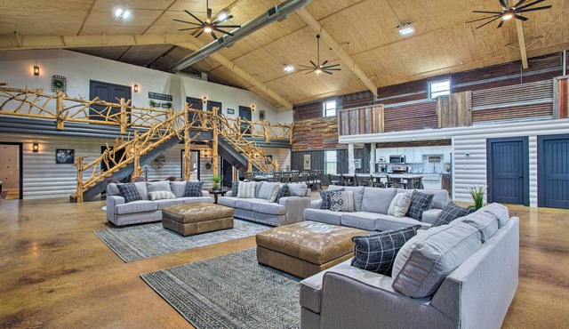 'The Copper Roost': Lake Texoma Escape w/Hot Tub
