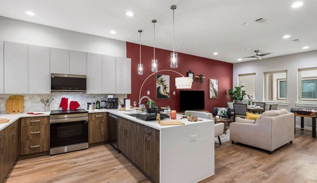 The Coral 2BD TH: 7ST Walkable, Elegant & Comfy!
