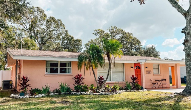 The Coral Cottage close to all that Sarasota has to offer