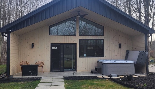 The Cork Cottages Unit 3 Hot Tub, Arcade, 2 Queen, 2 Bath, New and Modern