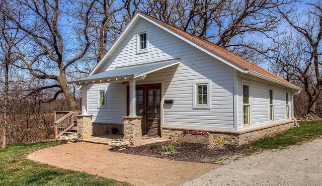 The Corn Crib Is A Fully Furnished Rental Cabin In The City, With A Country View