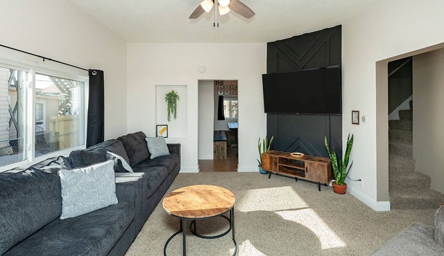 The CORN CRIB: Spa - Game Room - BBQ - Office - DOWNTOWN - Sleeps 14