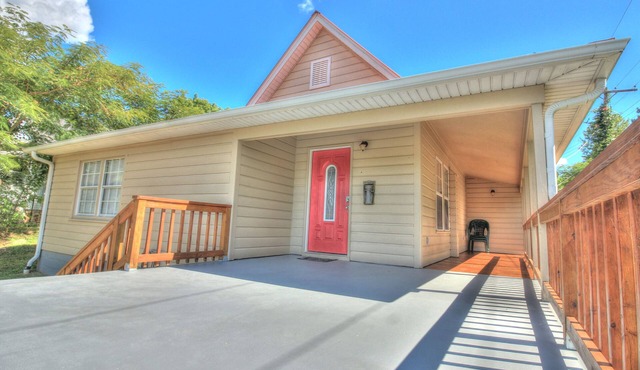 The Corner Cottage (+Patio, Fire Pit & Grill)