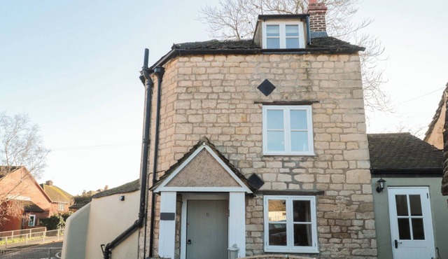 THE CORNER COTTAGE, pet friendly, with a garden in Wotton-Under-Edge