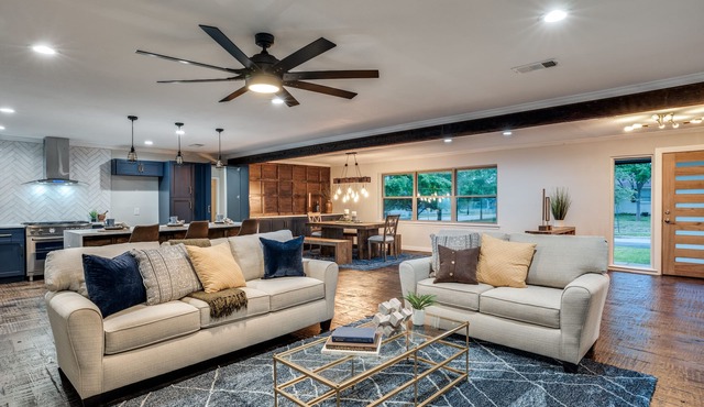 The Corner House- 5 BED/4BATH home in Dallas/DFW!