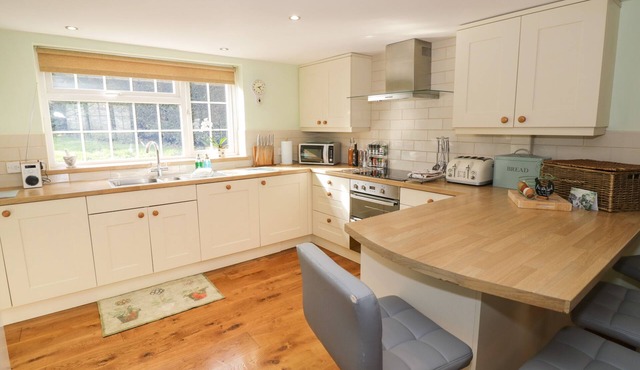 THE CORNER HOUSE, family friendly, luxury holiday cottage in Pensax