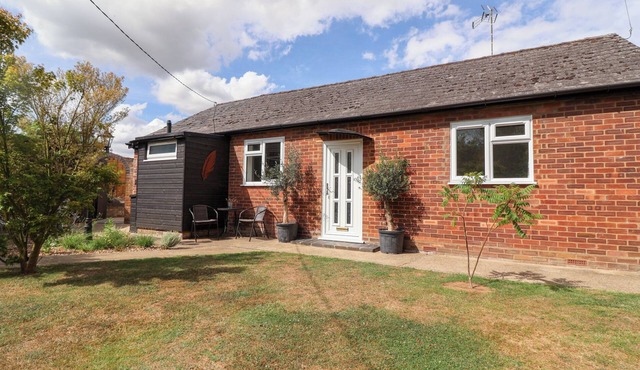 THE CORNER HOUSE, pet friendly, with a garden in Woodbridge