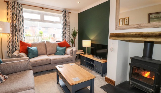 THE CORNER HOUSE, pet friendly, with open fire in Rocester