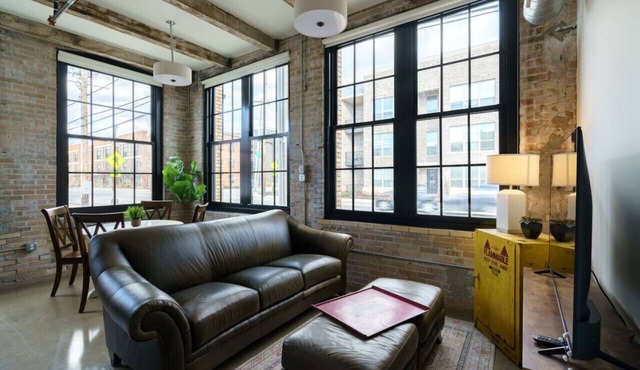 The Corner Suite - Renovated Factory Flat