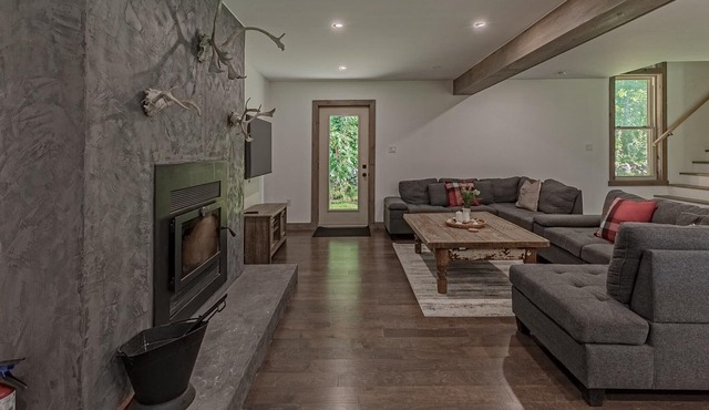 The Corzo - modern farmhouse with hot tub!