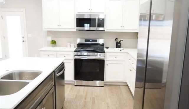 The Cosmopolitan: Modern, Cozy, New 3bedroom Home