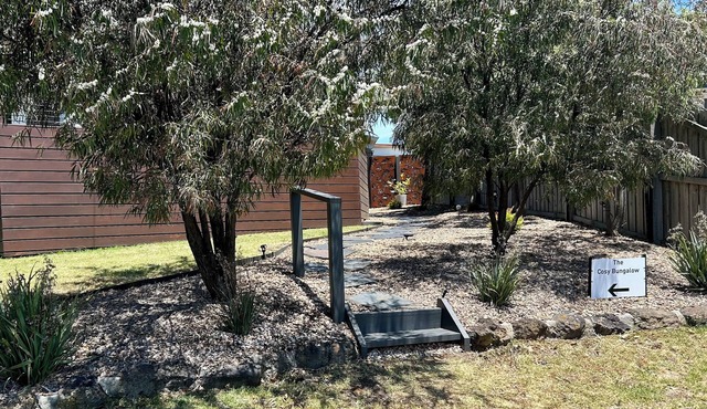 The Cosy Bungalow - very private, romantic haven.