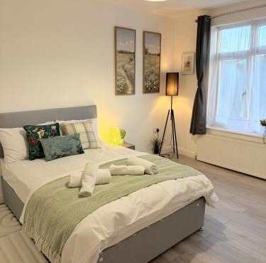 The COSY CORNER, less than a mile from Luton town centre and a mile away from Luton Airport