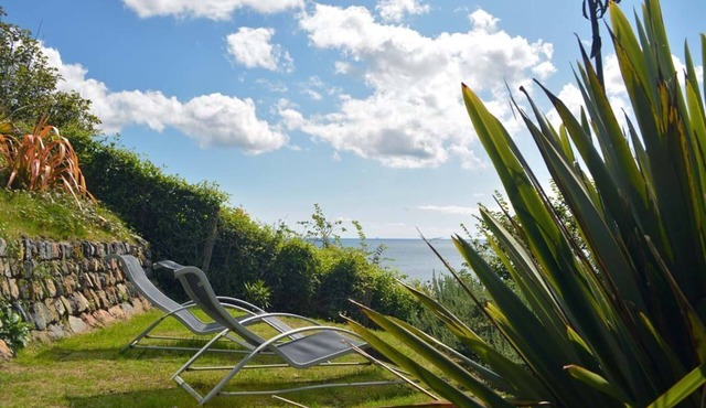 The Cot in Cadgwith Cove- sleeps 4 guests in 2 bedrooms