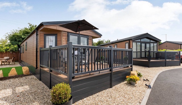 THE COTSWOLD HOLIDAY LODGE, family friendly, with a garden in Evesham