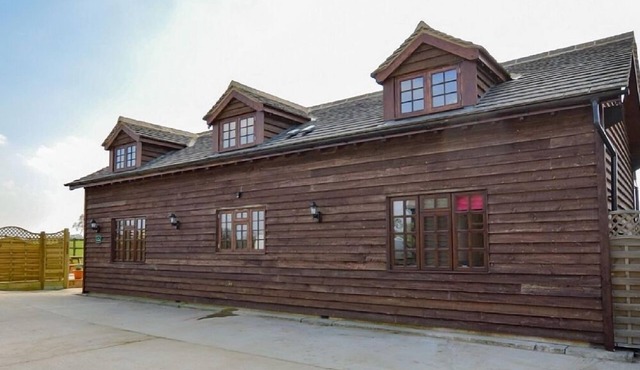 The Cotswold Manor Byre, Exclusive Hot Tub, Games Barn, 70 acres of Parkland