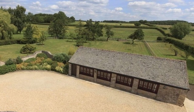 The Cotswold Manor Cottage, Exclusive Hot Tub, Games Barn, 70 acres of Parkland