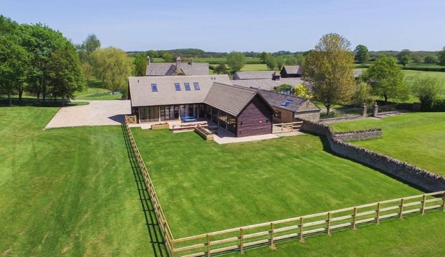The Cotswold Manor Court, Exclusive Hot Tub, Games Barn, 70 acres of Parkland