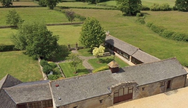 The Cotswold Manor Grange, Exclusive Hot Tub, Games Barn, 70 acres of Parkland