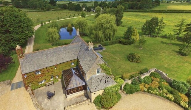 The Cotswold Manor Hall, Exclusive Hot Tub, Games Barn, 70 acres of Parkland