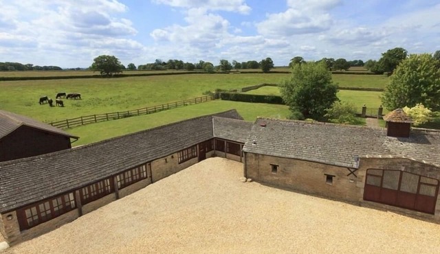 The Cotswold Manor House, Exclusive Hot Tub, Games Barn, 70 acres of Parkland
